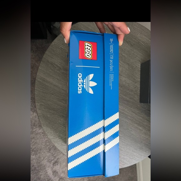 ******LEGO****ADIDAS Originals Superstar - Item# 10282-Toy (731 Pieces) Age 18+ - Picture 8 of 9
